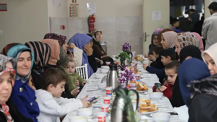 Hafız öğrenciler aileleri ile iftar yaptı