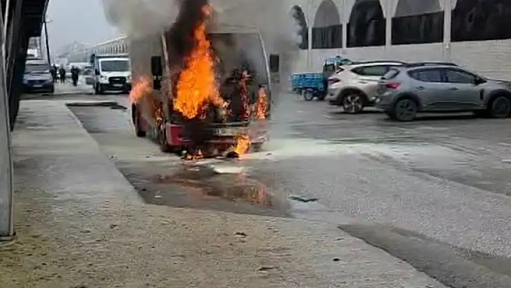 Halk otobüsü alev alev yandı