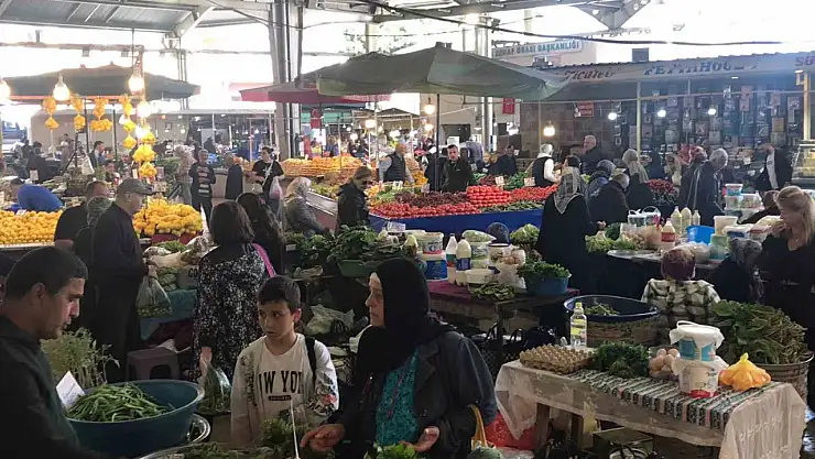 Halk pazarındaki fiyatlar vatandaşın yüzünü güldürdü