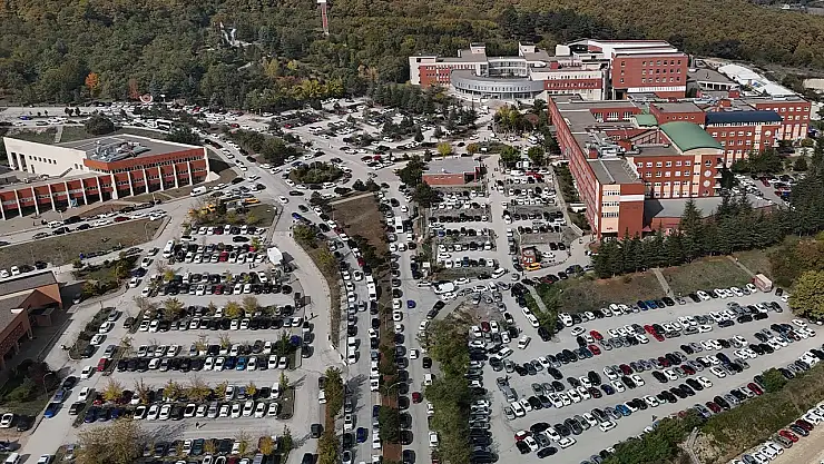 Hastane çevresinde yol kenarına gelişigüzel park eden araçlar ulaşımı aksatıyor