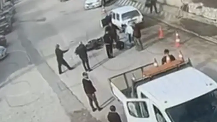 Hatalı sollama yapan motosiklete otomobil çarptı