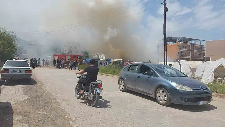 Hatay'da çadırda çıkan yangın araçlara da sıçradı