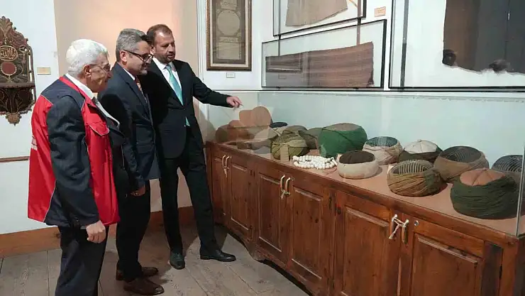 Her yıl binlerce kişinin ziyaret ettiği külliyedeki sarıklar, vatandaşlardan yoğun ilgi görüyor