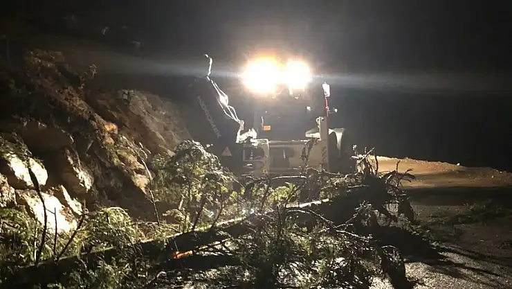 Heyelan sebebiyle kapanan köy yolu ulaşıma açıldı