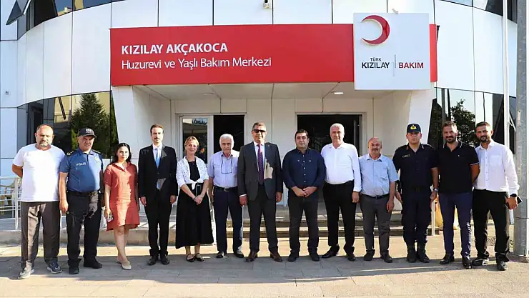 Huzurevinde kalan yaşlılarla bir araya geldi