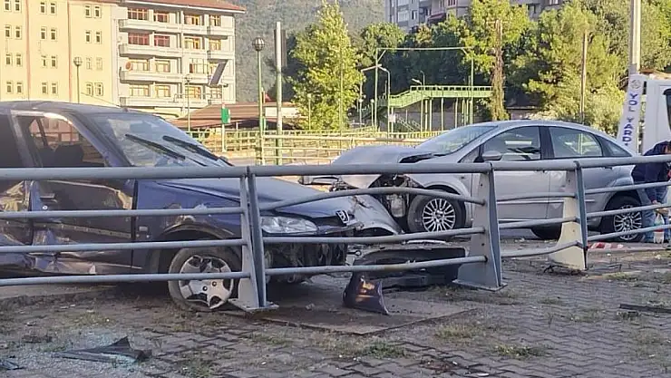 İki otomobilin çarpıştığı kazada 4 kişi yaralandı