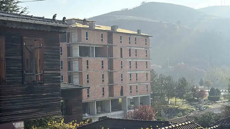 İnşaat çatısında tehlikeli çalışma kameraya yansıdı