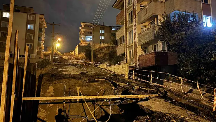 İnşaat sahasının yanındaki yolun bir kısmı çöktü