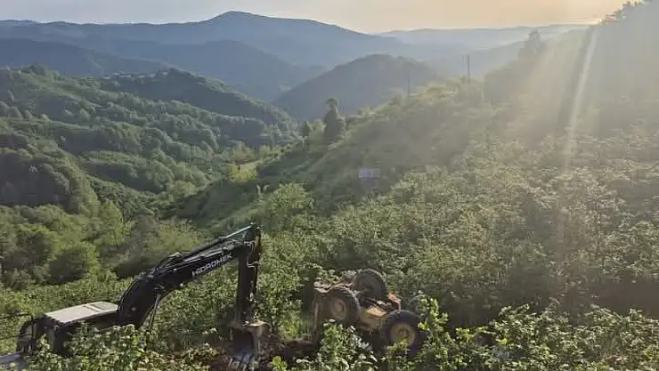 İş makinası şarampole devrildi, operatör atlayarak kurtuldu