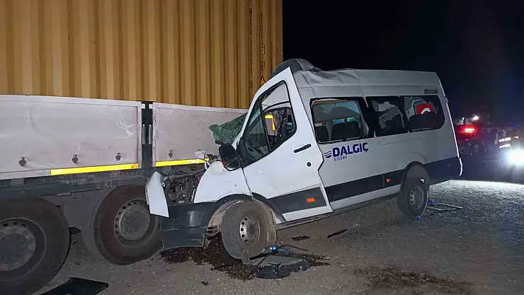 İşçi servisi tıra ok gibi saplandı 1 ölü, 11 yaralı