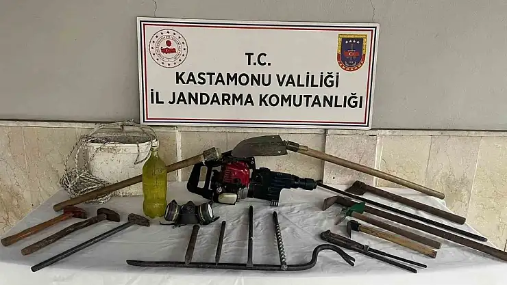 Define ararken yakalandılar