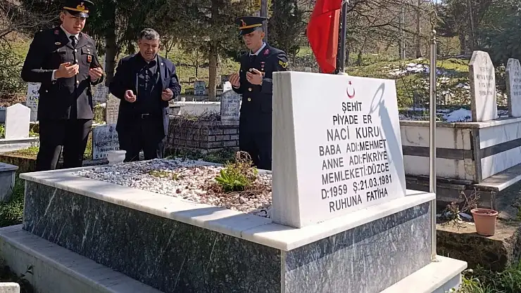 Jandarma şehit ailesini ve kabrini ziyaret etti