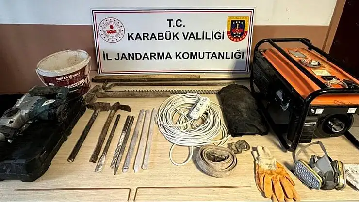 Kaçak kazı yapan 5 kişi jandarmaya yakalandı
