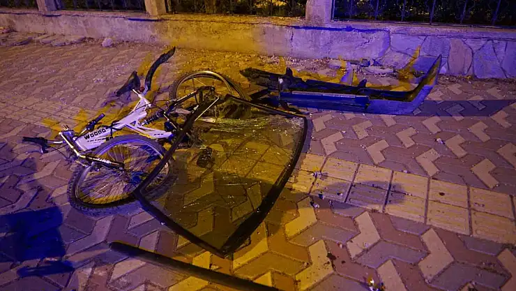 Kaldırımda bisiklet sürerken otomobilin çarptığı 18 yaşındaki genç yaşam mücadelesini kaybetti