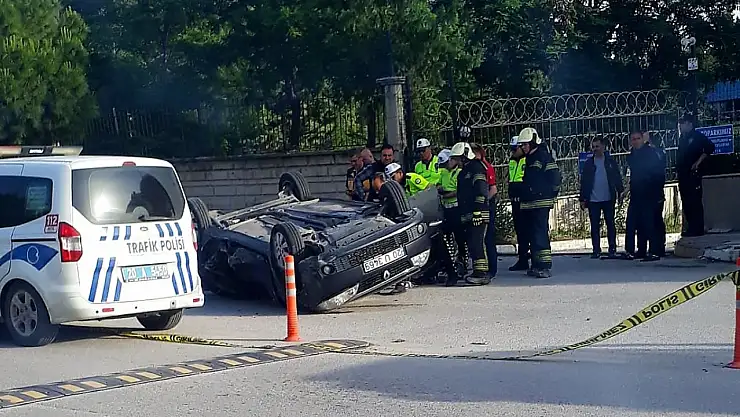 Kaldırımdaki ağaca çarpıp takla atan otomobilin sürücüsü öldü