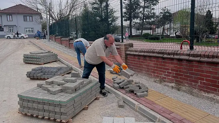 Kaldırımlar yenileniyor