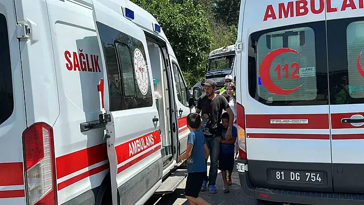 Kamyon ile otomobil çarpıştı: 3'ü çocuk 5 yaralı
