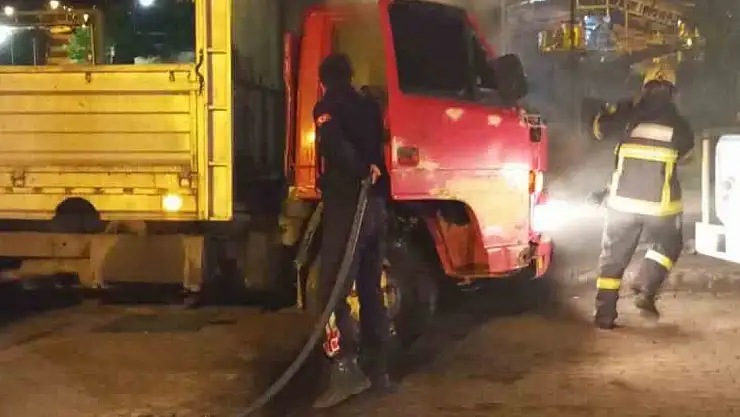 Kamyonette çıkan yangın ekipleri harekete geçirdi