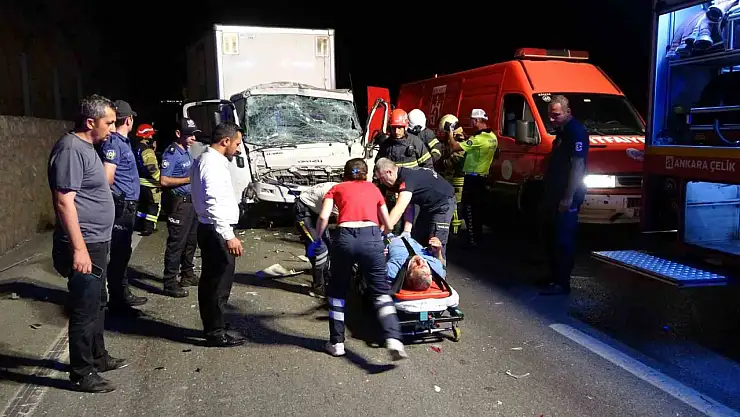 Kamyonette sıkışan sürücü itfaiye ekiplerince kurtarıldı