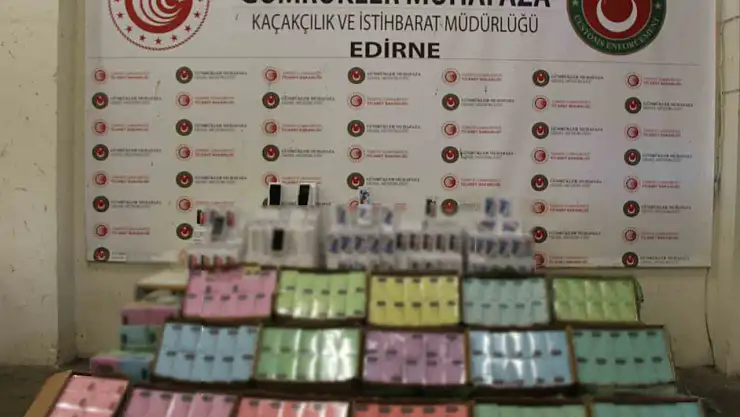 Kapıkule'de 10 milyon TL değerinde kaçak cep telefonu ve elektronik sigara ele geçirildi