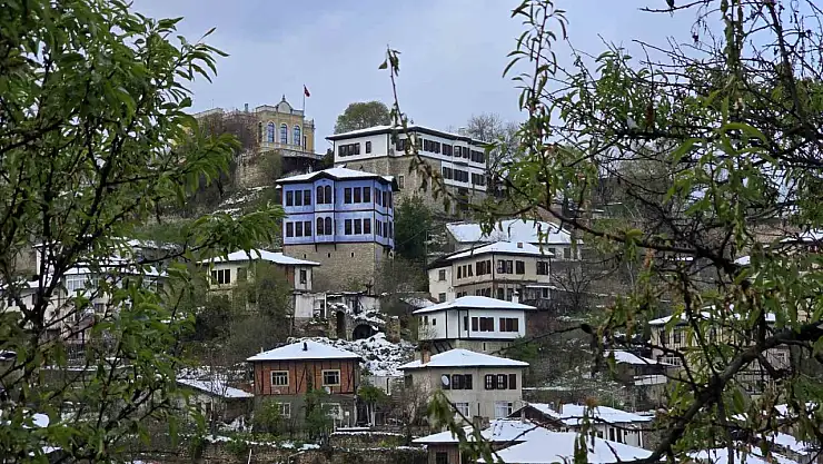 Kar altında kuş sesleriyle kendini gösteren tarihi evler mest ediyor