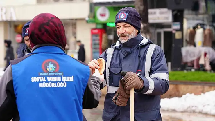 Kar ve soğukta çalışanlara iç ısıtan jest