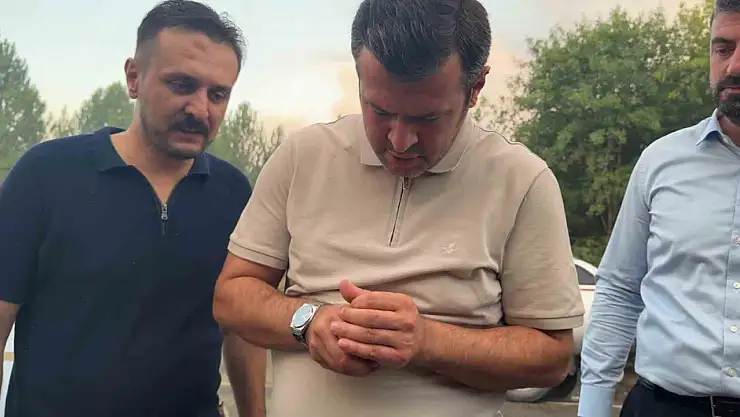 Karabük Belediye Başkanı Çetinkaya, yangında etkilenen serçeye elleriyle su verdi