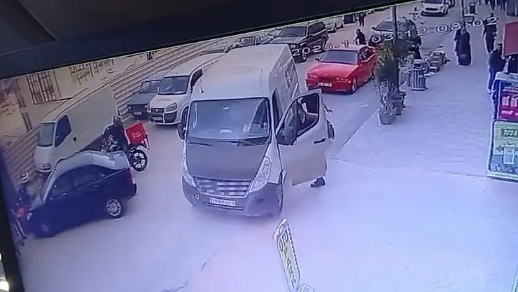 Karabük'te el freni çekilmeyen kamyonet geri geri kaydı: Otopark görevlisi faciayı önledi