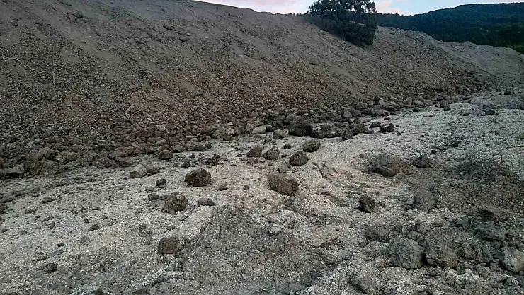 Karabük'te heyelan nedeniyle köy yolu ulaşıma kapandı