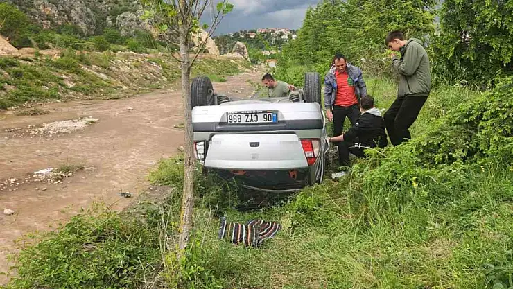 Karabük'te kontrolden çıkan otomobil dere kenarına devrildi: 5 kişi yaralandı