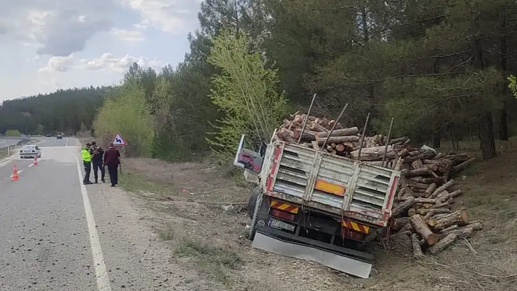 Karabük'te odun yüklü tır devrildi: 2 yaralı