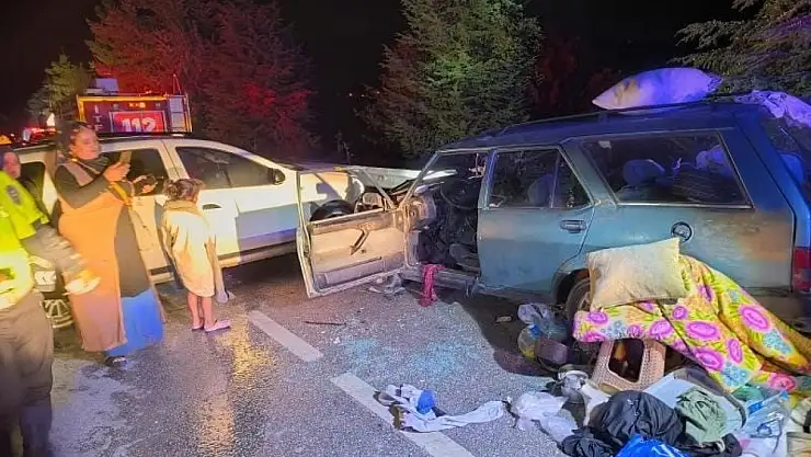 Otomobiller çarpıştı: 2'si çocuk 6 yaralı