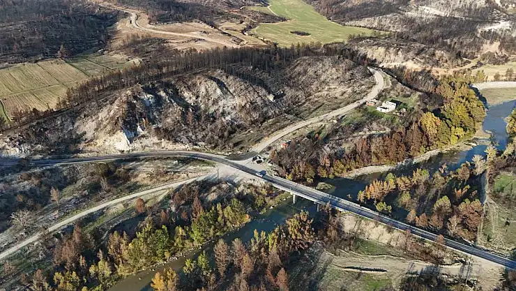 Karabük'te yanan ağaçlarla sonbahar renkleri aynı kadrajda görüntülendi