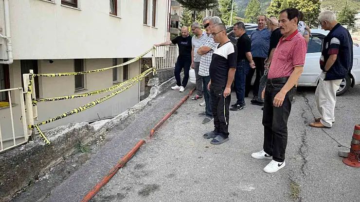 Karabük'te zarar gören istinat duvarı site sakinlerini tedirgin ediyor