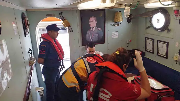 Karadeniz'de rahatsızlanan gemi personeli için ekipler seferber oldu