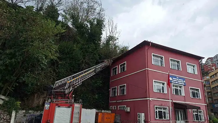 Karakolun çatısına devrilen ağaç kaldırıldı
