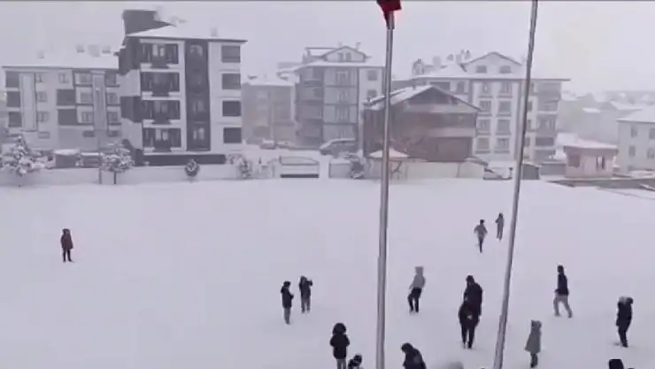 Karlı havada yürek ısıtan görüntüler: