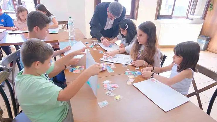 Karne alan öğrenciler kum boyama etkinliği ile stres attı