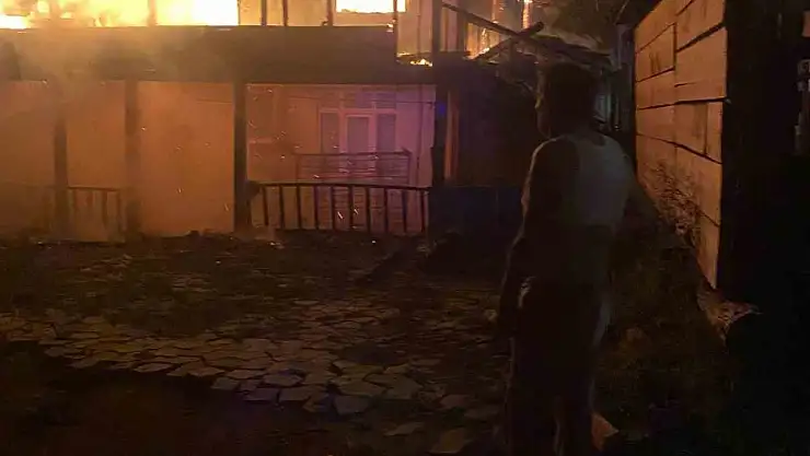 Kastamonu'da alevlere teslim olan ev küle döndü