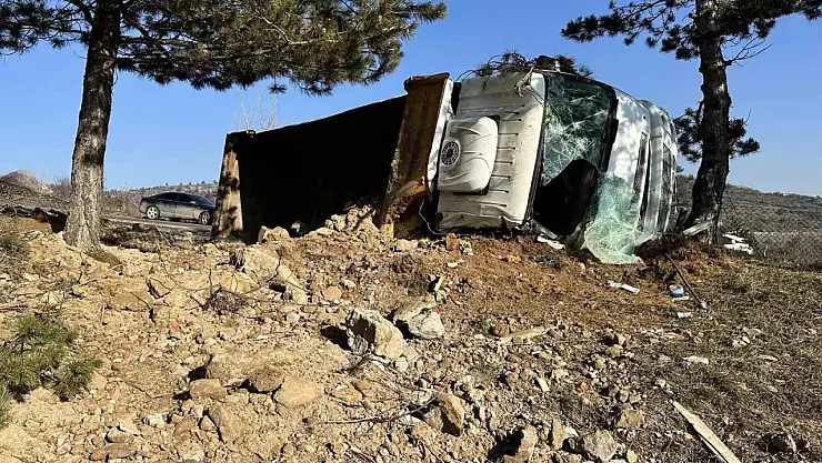Kastamonu'da buzlu yolda devrilen hafriyat kamyonunun sürücüsü yaralandı