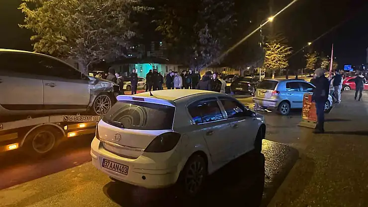 Çarpışan otomobiller park halindeki araçlara çarptı