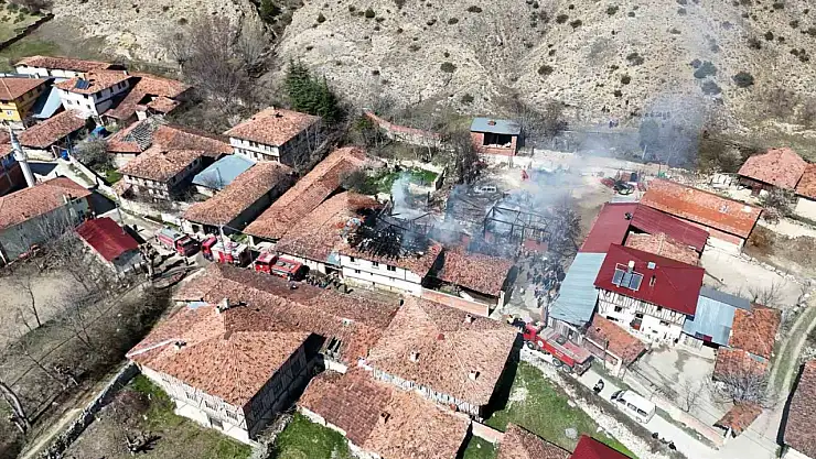 Kastamonu'da çıkan yangında 2 ev, 1 araç yandı