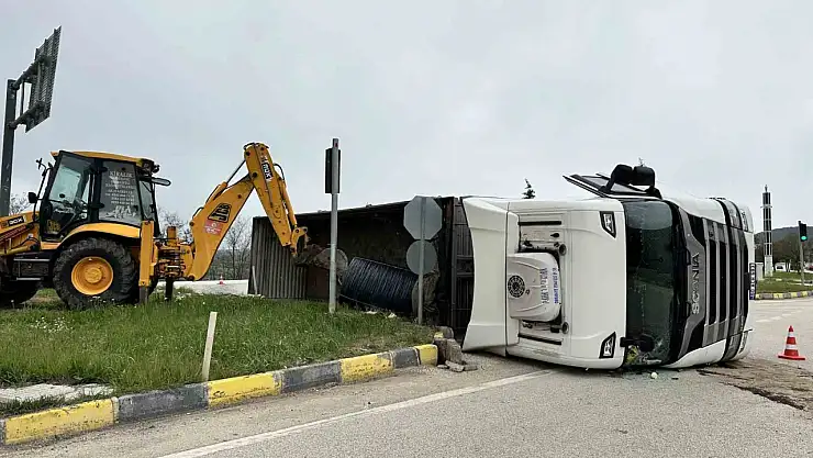 Kastamonu'da demir yüklü tır devrildi: 1 yaralı
