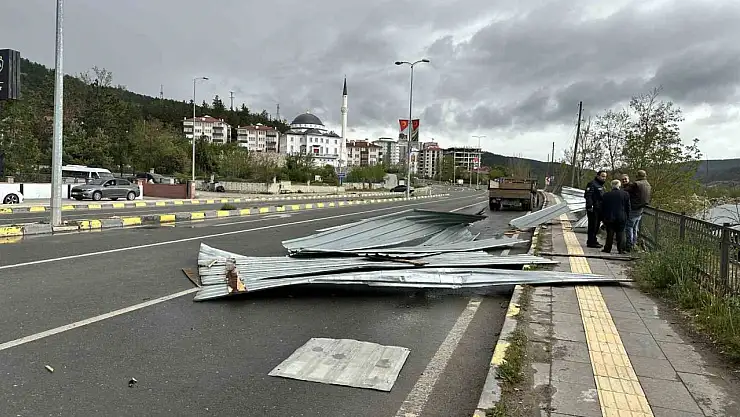 Fırtına binaların çatılarını uçurdu