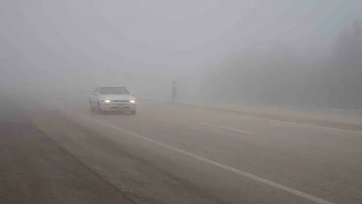 Kastamonu'da görüş mesafesini 20 metreye kadar düşüren sis trafiği olumsuz etkiliyor