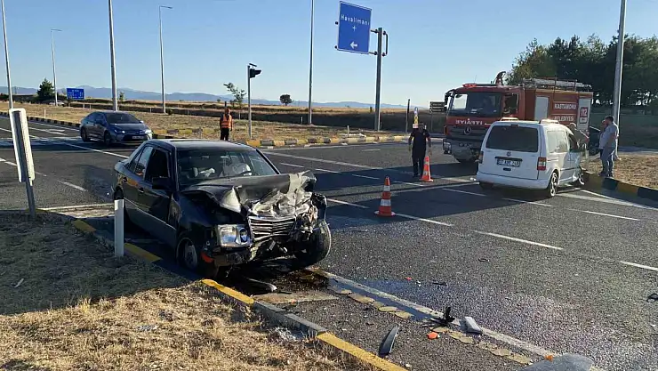 Kastamonu'da hafif ticari araç ile otomobil çarpıştı: 2 yaralı