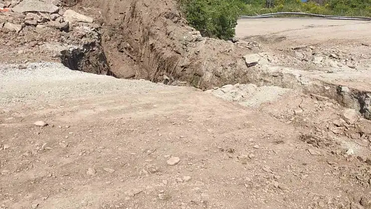 Kastamonu'da heyelan sebebiyle yol ulaşıma kapandı