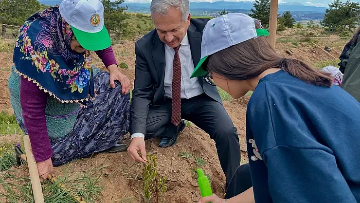 Kastamonu'da huzurevi sakinleri ile sevgi evinde kalan çocuklar fidan dikti
