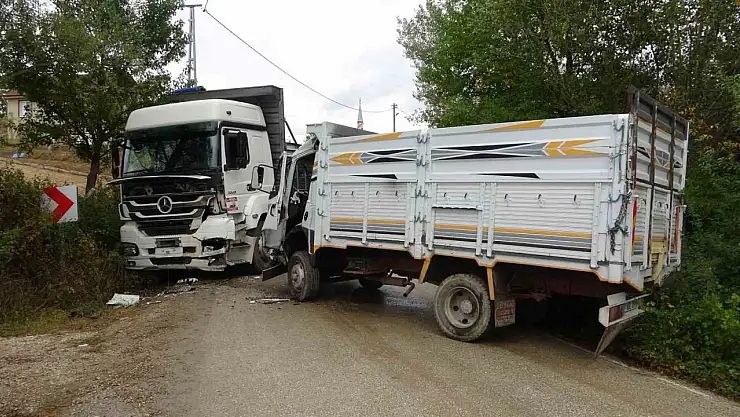 Kastamonu'da iki kamyon kafa kafaya çarpıştı: 2 yaralı