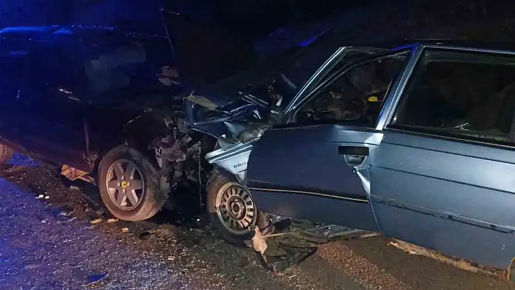 Kastamonu'da iki otomobil kafa kafaya çarpıştı: 3 yaralı